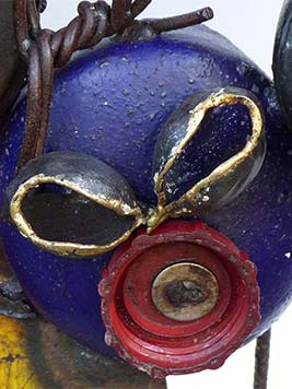 un masque upcycling, extrait d'une sculpture de charly dalmeida